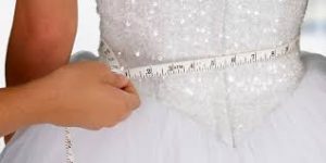 Hochzeitskleid und Maßband 